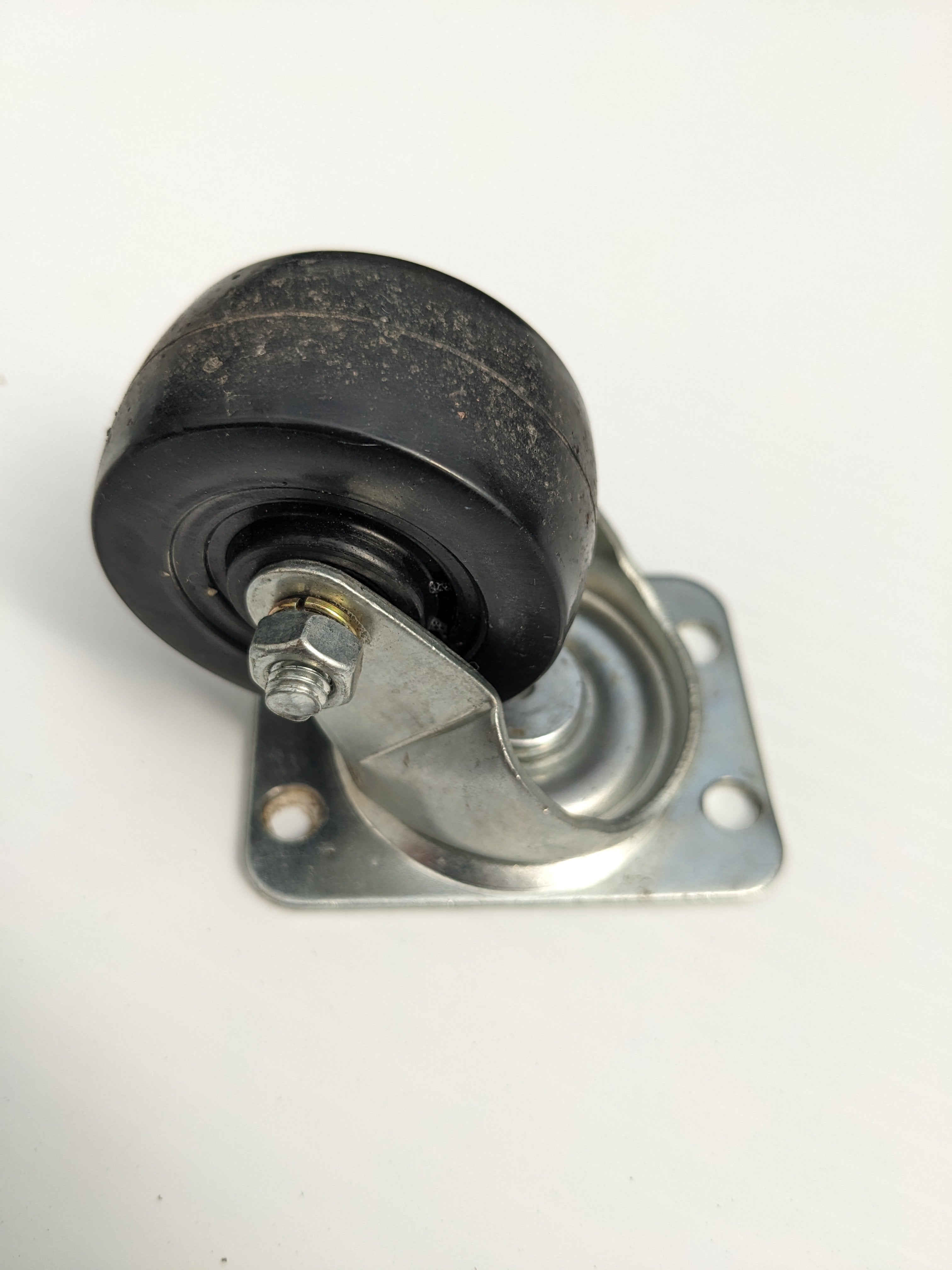 Petites roues en plastique sur base métallique
