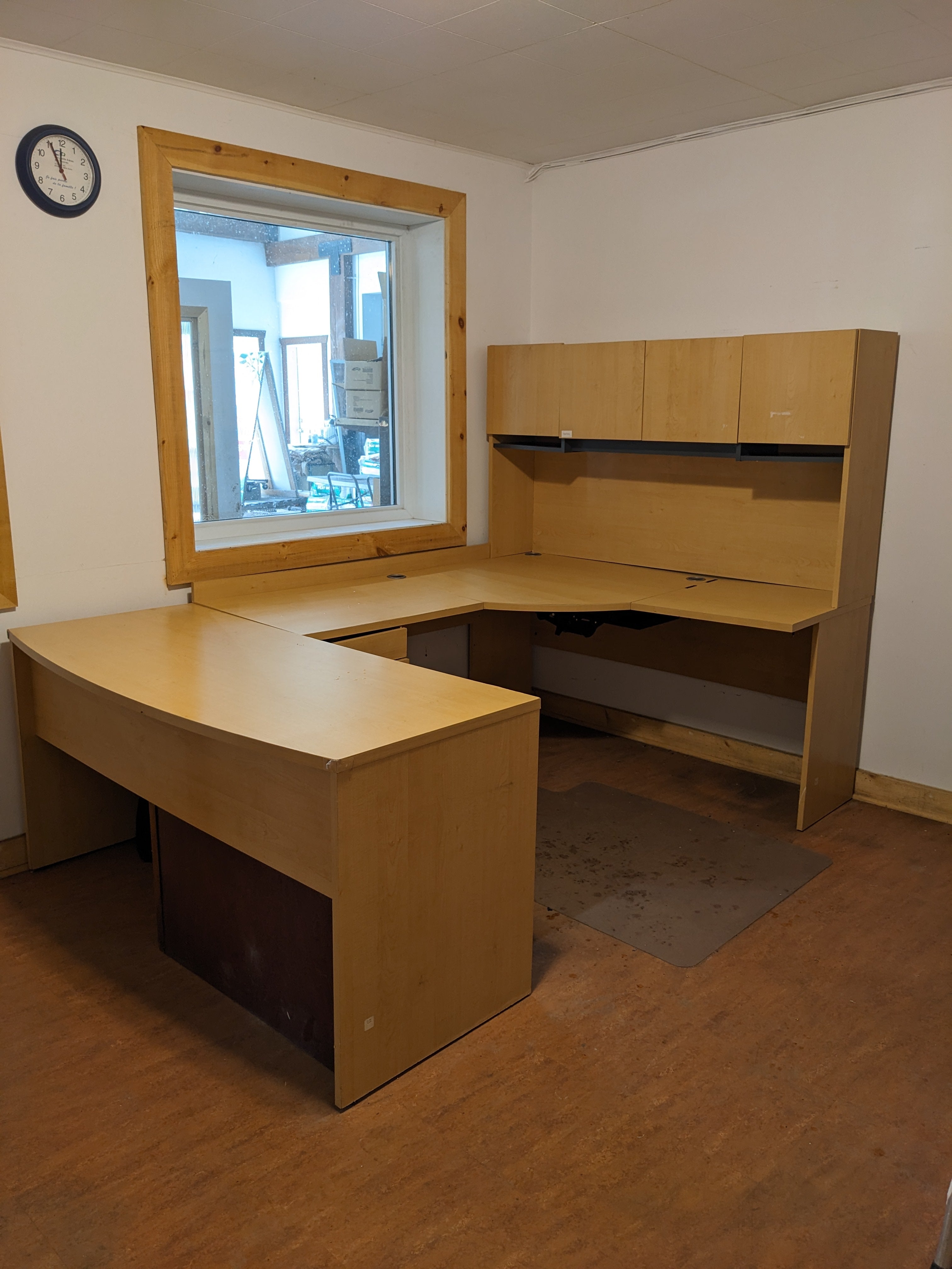 Bureau en L avec huche et espace visiteurs