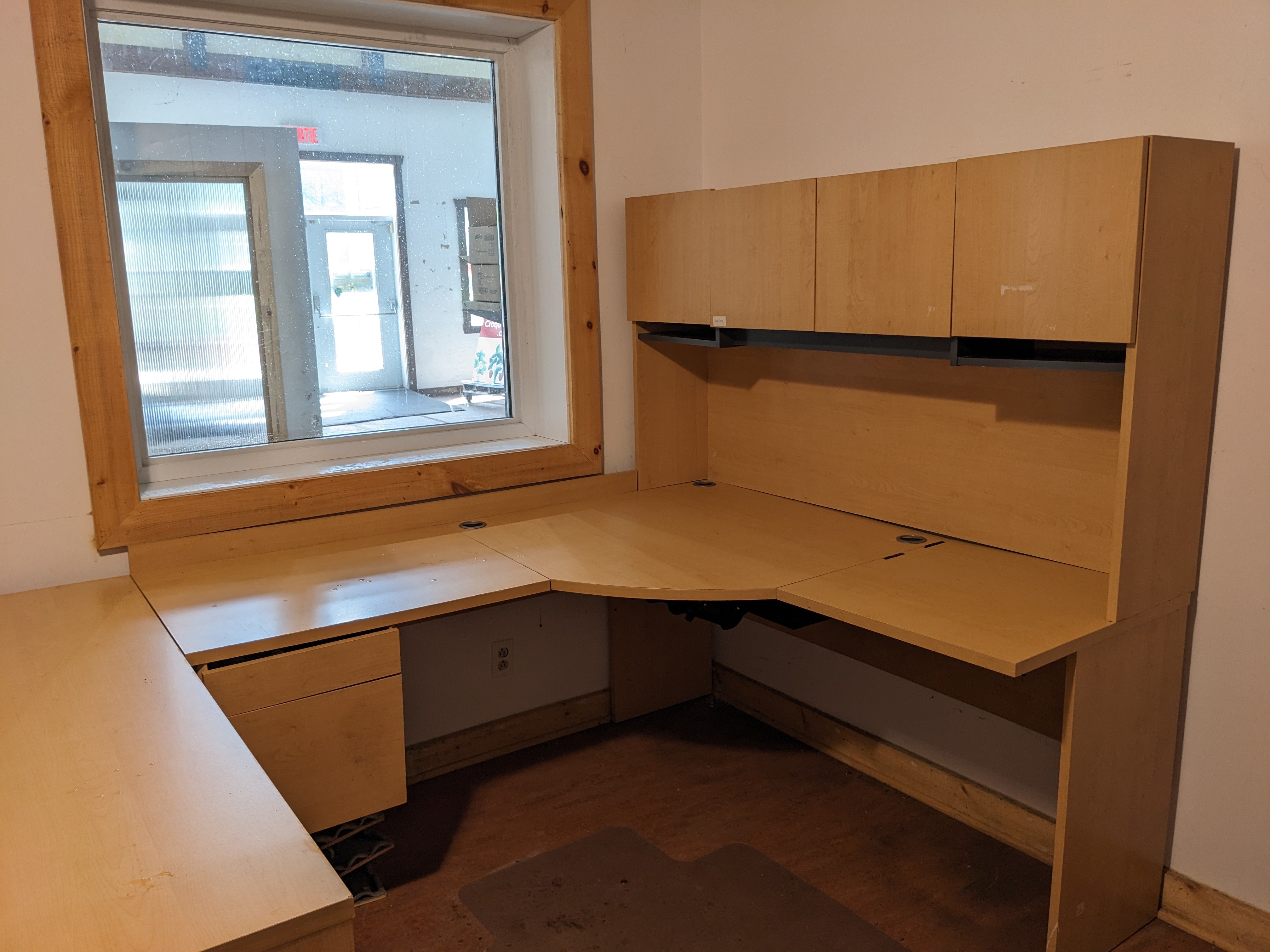 Bureau en L avec huche et espace visiteurs